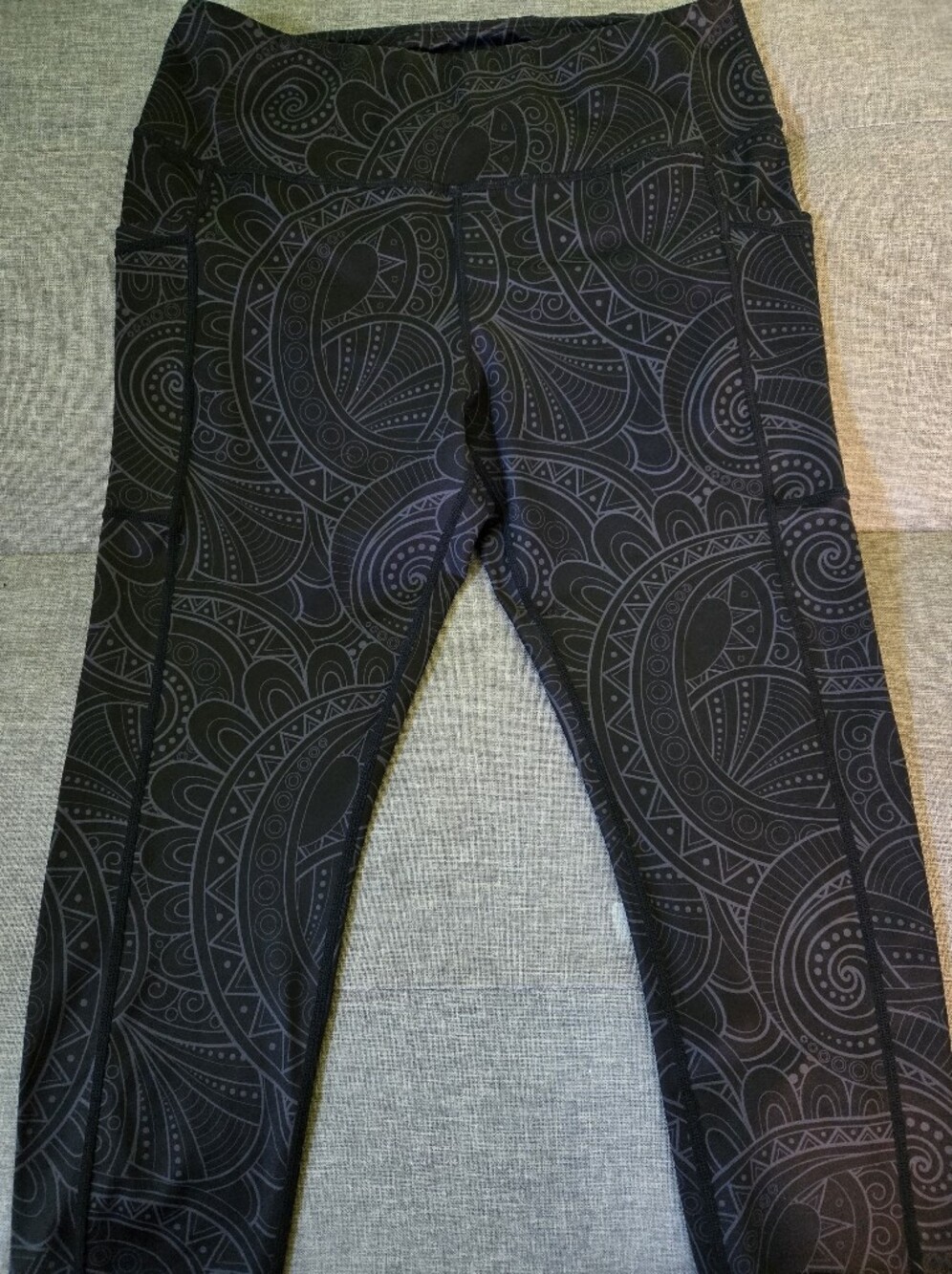 Constantly Varied Gear Black & Gray Patterned CAPRIS length Sz Lg
